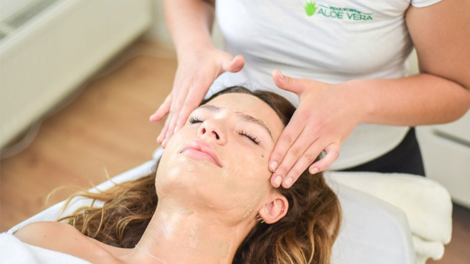 Nega obraza s svežo aloe vero in naravno kozmetiko Essentiq