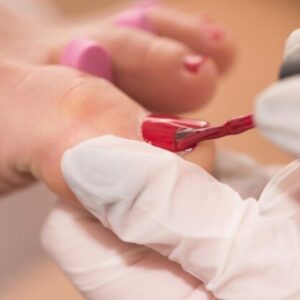 Pedikura s permanentnim lakiranjem za daljši obstoj Lepotni center Aloe Vera Ljubljana